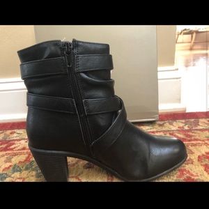 Brand new black Levity boots